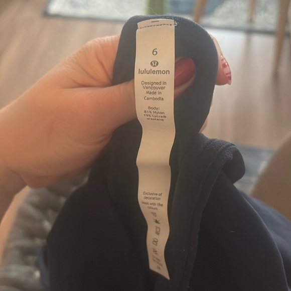 Lululemon navy align crop size 6 - Picture 5 of 6